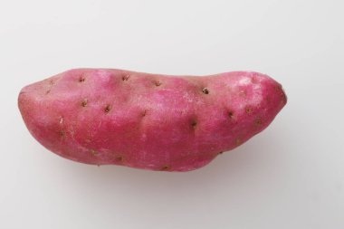 Beyaz arka planda taze kırmızı patates.