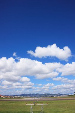 Güneşli hava, bulutlu güzel gökyüzü