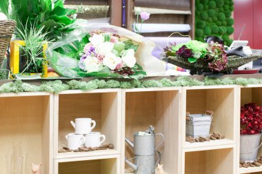 Çiçekçide raflardaki güzel dekorun yakın çekim görüntüsü    