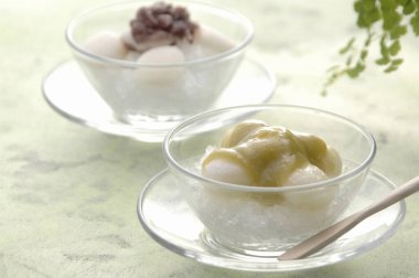 İçinde Japon mochi tatlısı bulunan cam kaseler.