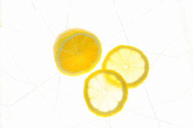 Beyaz arka planda limon meyvesi dilimleri.