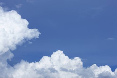 Gündüz vakti beyaz bulutlu mavi gökyüzü 