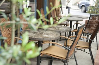 Modern kafenin içinde masa ve sandalyeler