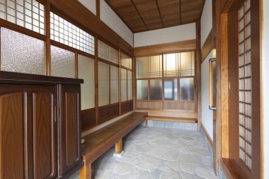 Asya şehrinde sürgülü kapısı olan bir oda.