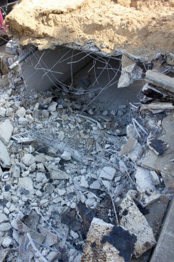 Bir sürü gri taşla birlikte binanın yıkılması