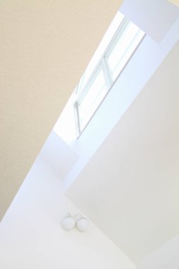 modern mimari, pencereli beyaz güneşli tavan