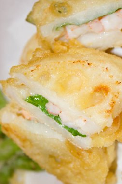 Karides salatalıklı sebzeli gevrek tempura sandviçi.