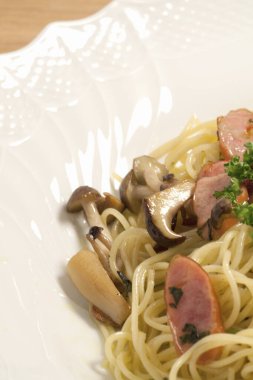 sosisli ve mantarlı spagetti. 