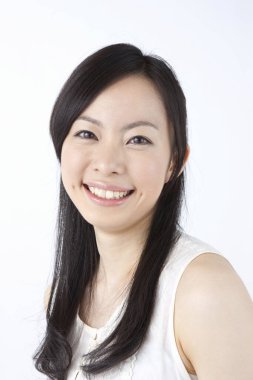 Beyaz arka planda gülümseyen Asyalı kadın portresi