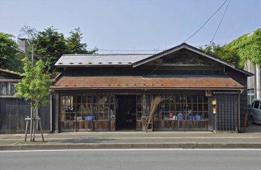 Sessiz sokağa bakan geniş pencereli kırsal ahşap bina