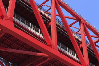 Şehirdeki köprünün inşaatı ve mavi gökyüzü