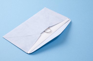 Arkaplanda alyans olan zarf, kapat.