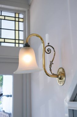 Modern bir evin arka planında beyaz bir duvardaki lamba.