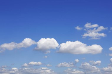 Beyaz bulutlu güzel mavi gökyüzü manzarası    
