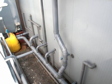 Dış duvar inşaatına bağlı endüstriyel borular