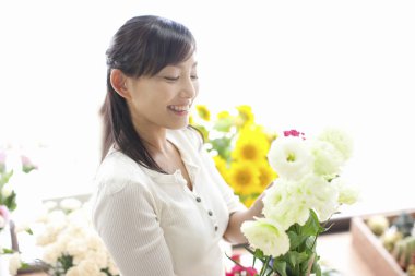 Çiçekçide güzel bir Japon kadın.