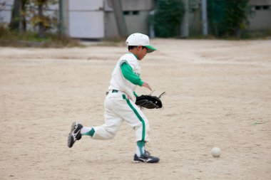 Beyzbol oynayan genç Asyalı çocuk