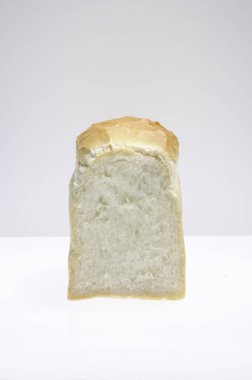 Beyaz arka planda taze pişmiş ekmek