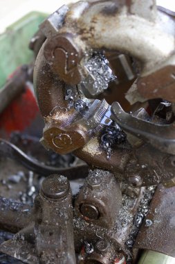 Garajdaki araba motoru, yakın çekim, seçici odaklanma. yüksek kaliteli fotoğraf