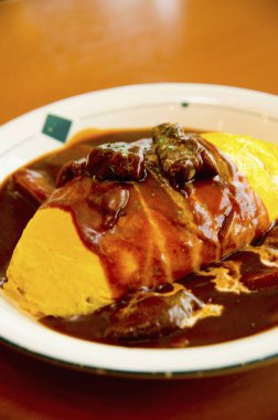 Zengin kahverengi soslu omlet pilavı.