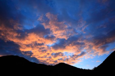 Dağlarda güzel bir gün batımı