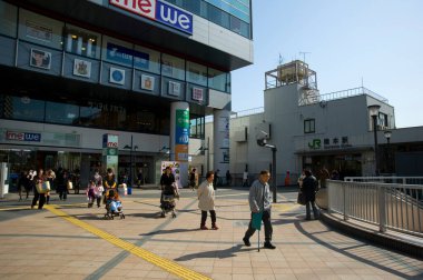 Yaz günü Japon caddesi manzarası