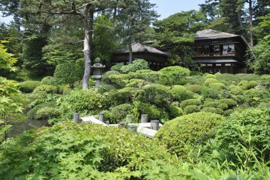 Honma Sanat Müzesi yaz bahçesinin başında. 