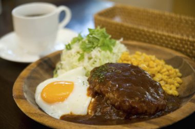 Japon yemeği, domuz etli pirinç, sahanda yumurta.