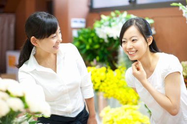 Çiçekçide genç Japon kadın çiçekçilerin portresi