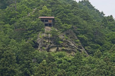 Deniz kıyısında kayalık dağlar, gündüz çekimleri.