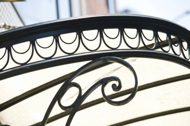 Şehirdeki dekoratif demir parmaklıkların yakın çekim görüntüsü