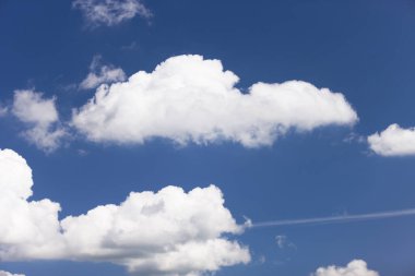 Bulutlu açık mavi gökyüzü 