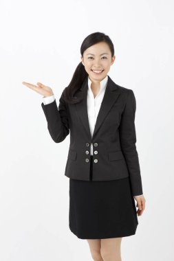 Beyaz arka planda ürün sunan iş kadını 