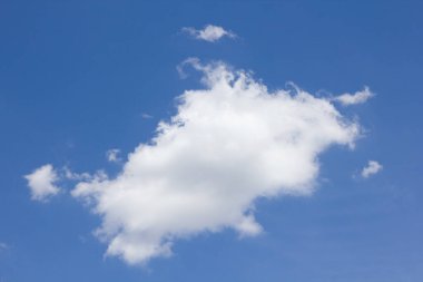 Gökyüzünde beyaz kabarık bulutlar