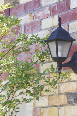 Bahçedeki duvarda eski bir fener