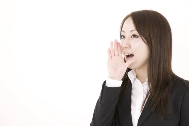 Genç ve güzel Asyalı iş kadınının yakın plan çekimleri.