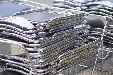 Boş sandalyelerin halka açık etkinlik için yakın plan görünümü