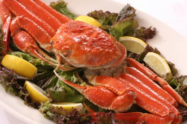 Limonlu ızgara ıstakoz, salata yaprakları ve otlar.