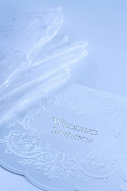 Güzel beyaz düğün davetiyesi ve dantelli gelinlik eldivenleri