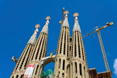 Sagrada Familia 'nın dış görünüşü. Barcelona, Katalonya, İspanya 'nın Eixample bölgesindeki büyük tamamlanmamış Roma Katolik küçük bazilikası