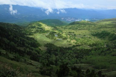 Dağları ve bulutları olan güzel manzara manzarası