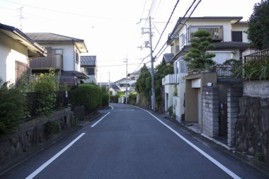 Eski kasabadaki geleneksel binaların olduğu cadde manzarası