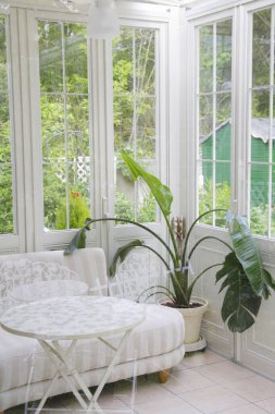 Evin içinde beyaz masa ve kanepe.