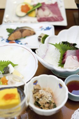 Çeşitli geleneksel Japon yemekleri gösteriliyor.