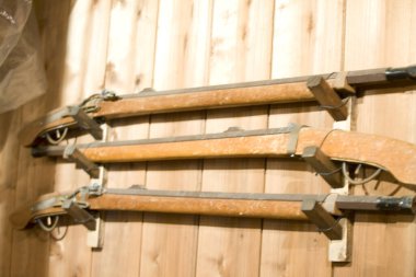 Dünya müzesinde antika silahlar, yakın çekim.