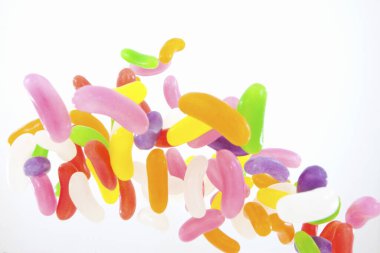 Beyaz arkaplanda renkli şekerler.     