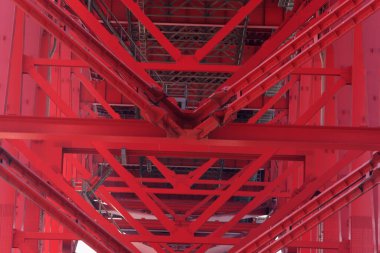 Şehirdeki köprünün inşaatı ve mavi gökyüzü