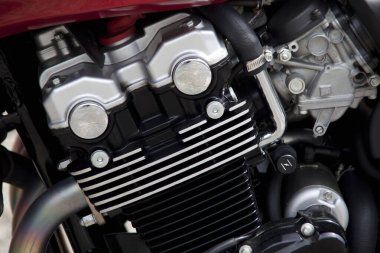 Modern motosikletin detaylı yakın çekim görüntüsü