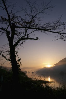 Dağ gölünün üzerinde güzel bir gün batımı