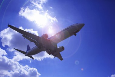 Mavi gökyüzünde uçan uçak